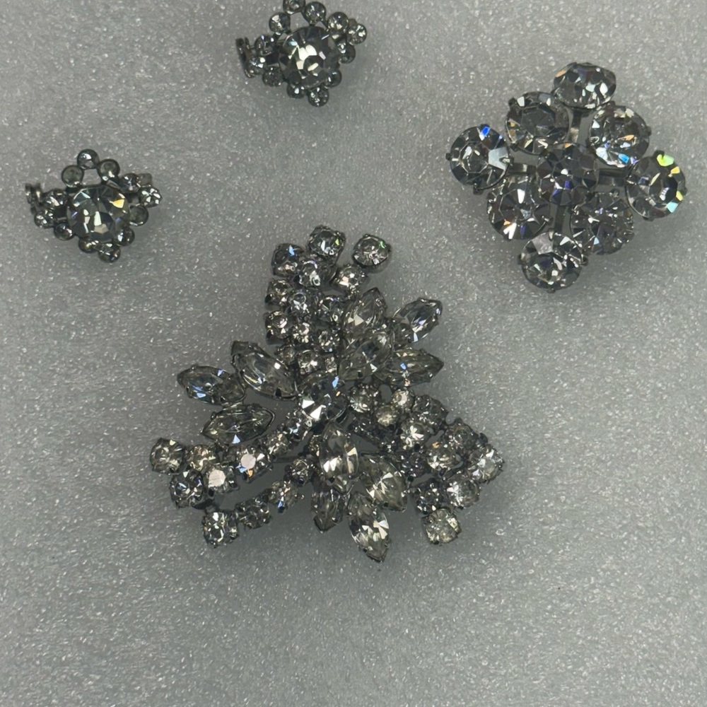 4 Elegant Silver Crystal Brooch’s